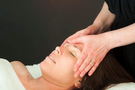 Aromatherapy Massage therapy: The advantages of Fragrant Skin oils post thumbnail image